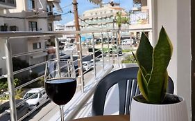 Modern Central Αpt 500M From The Beach.